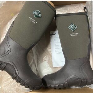 Women’s muck boots size 8